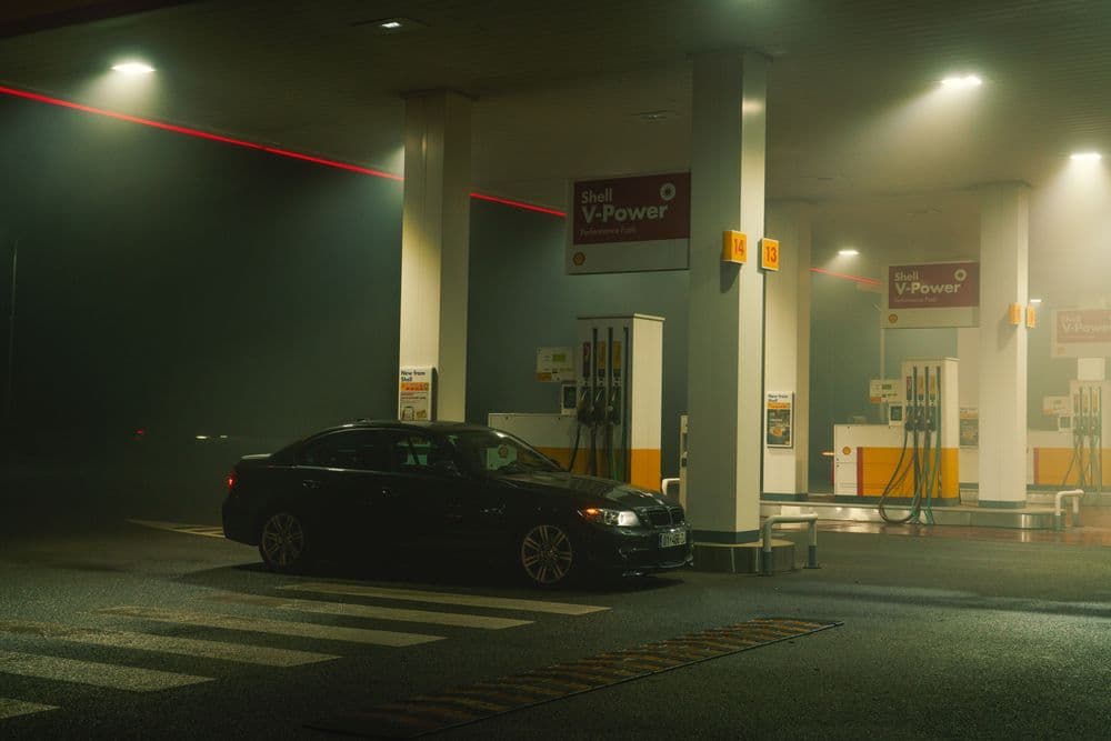 Auto is bedekt met een laag schuim