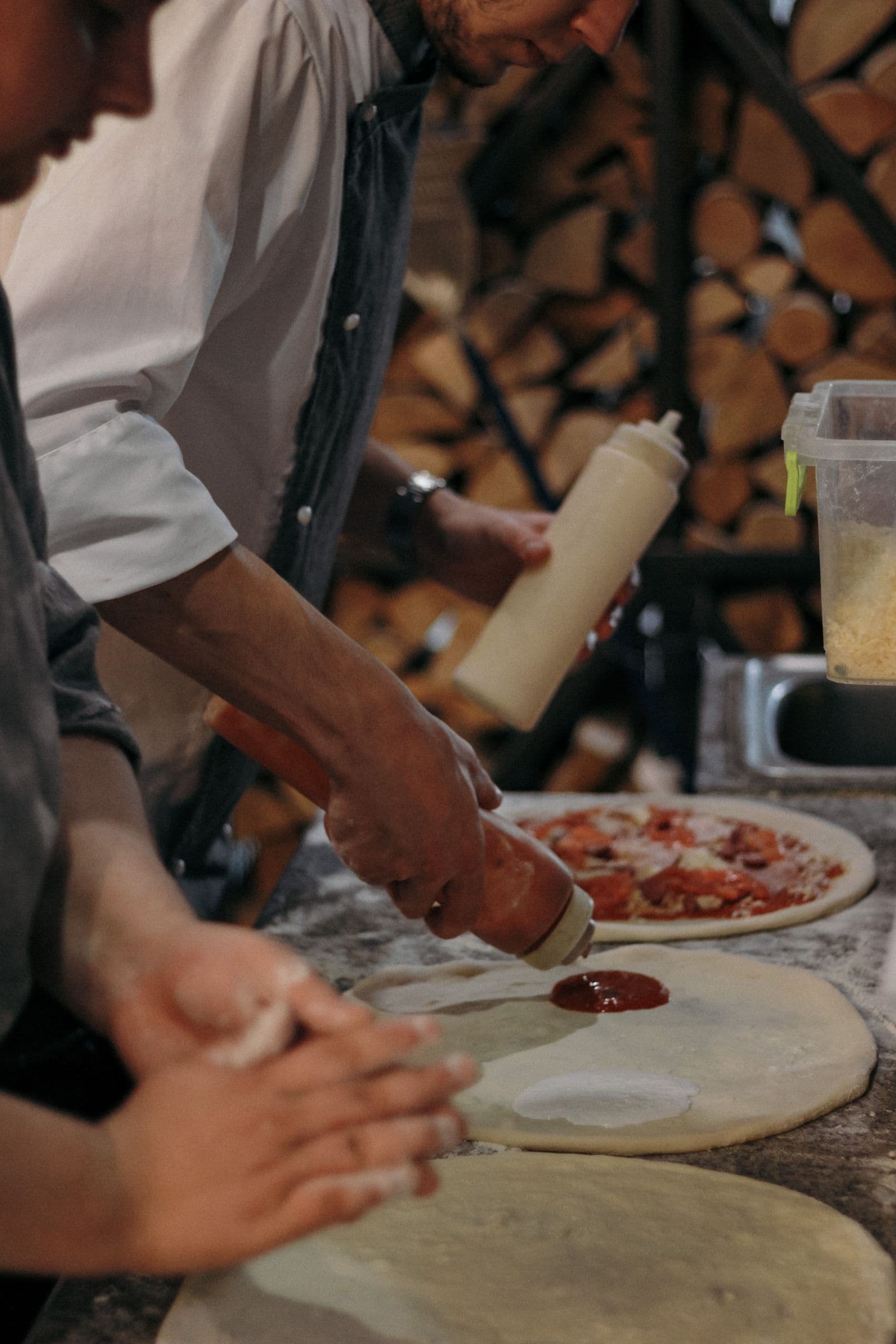 Chef rekt het verse pizza-deeg uit