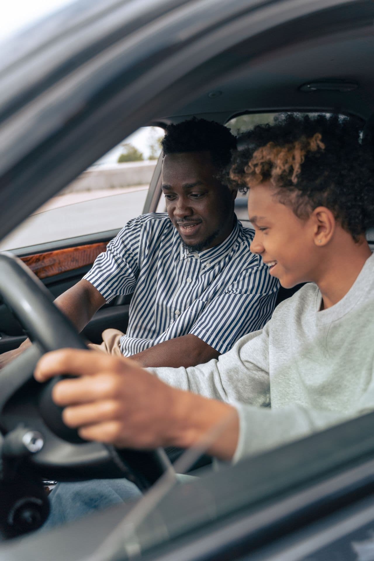 Instructeur en leerling in de auto