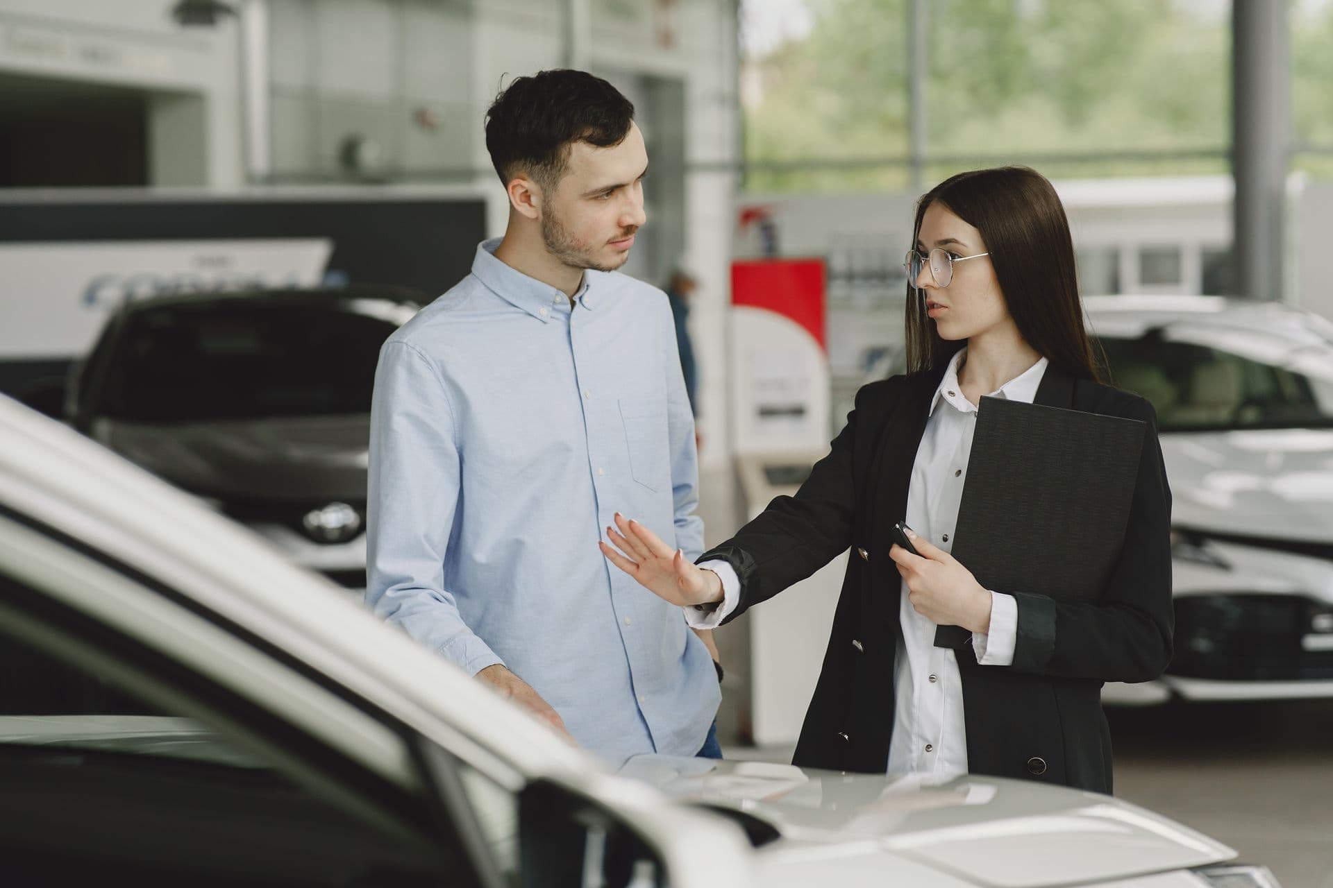 Lesauto met een L-plaat op de weg