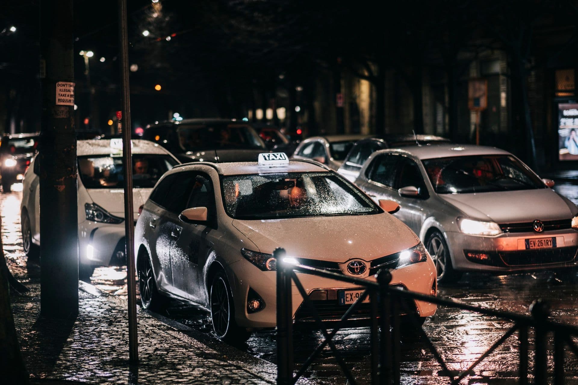 Handen aan het stuur tijdens een rijles