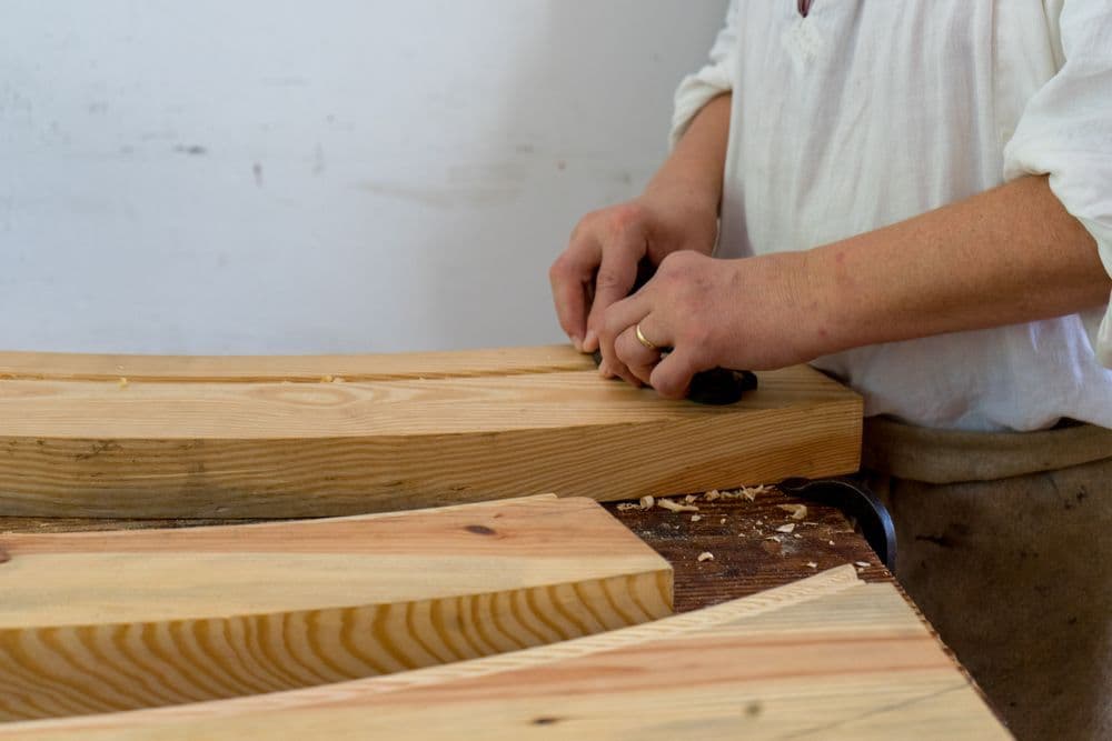 Werkplaats met hout en timmerwerk