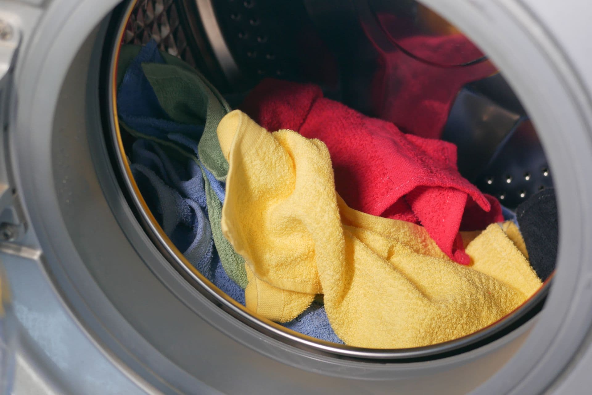 Wasmachine gevuld met kleurrijke was
