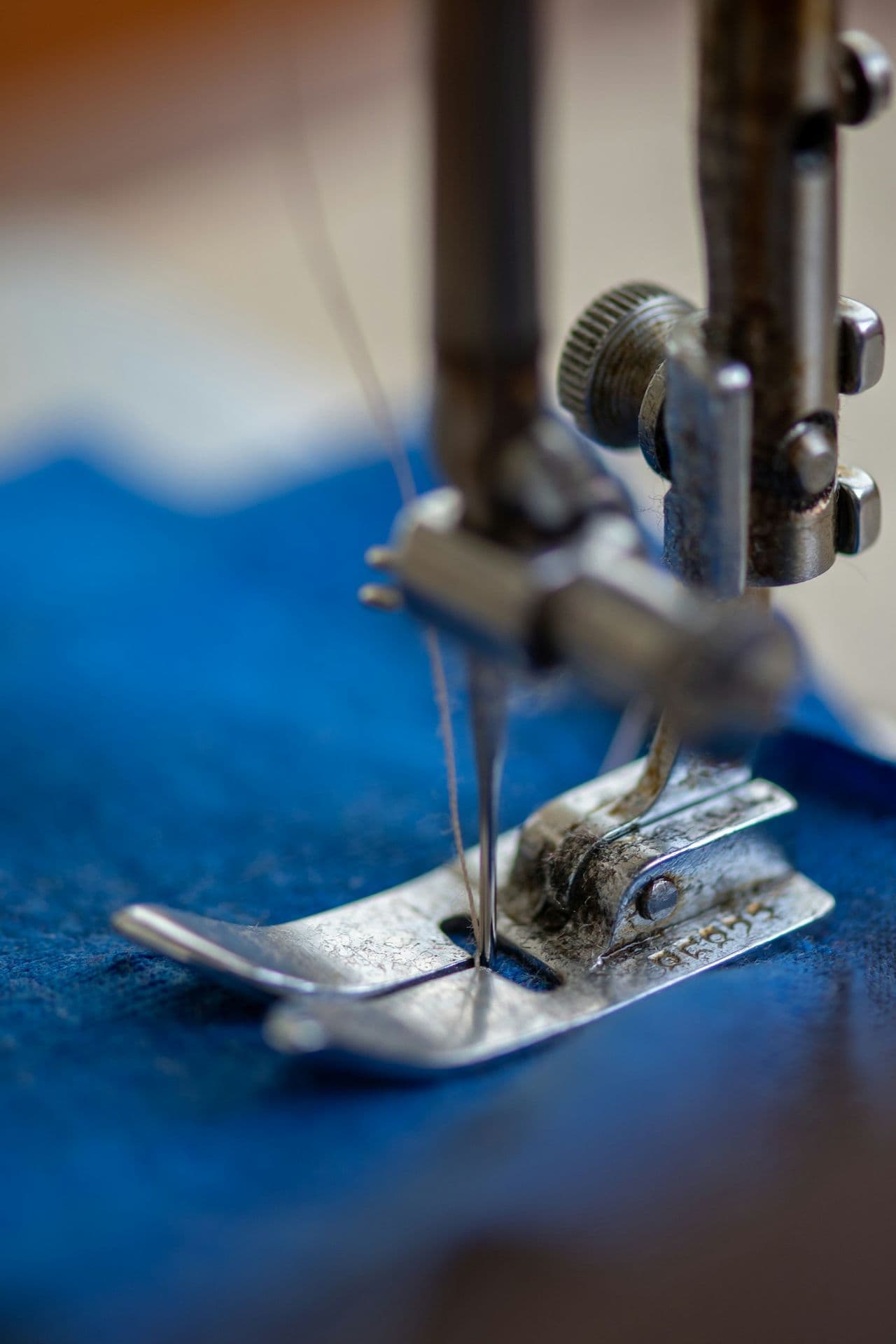 Naald en voet van de naaimachine bij Naaiatelier Marte