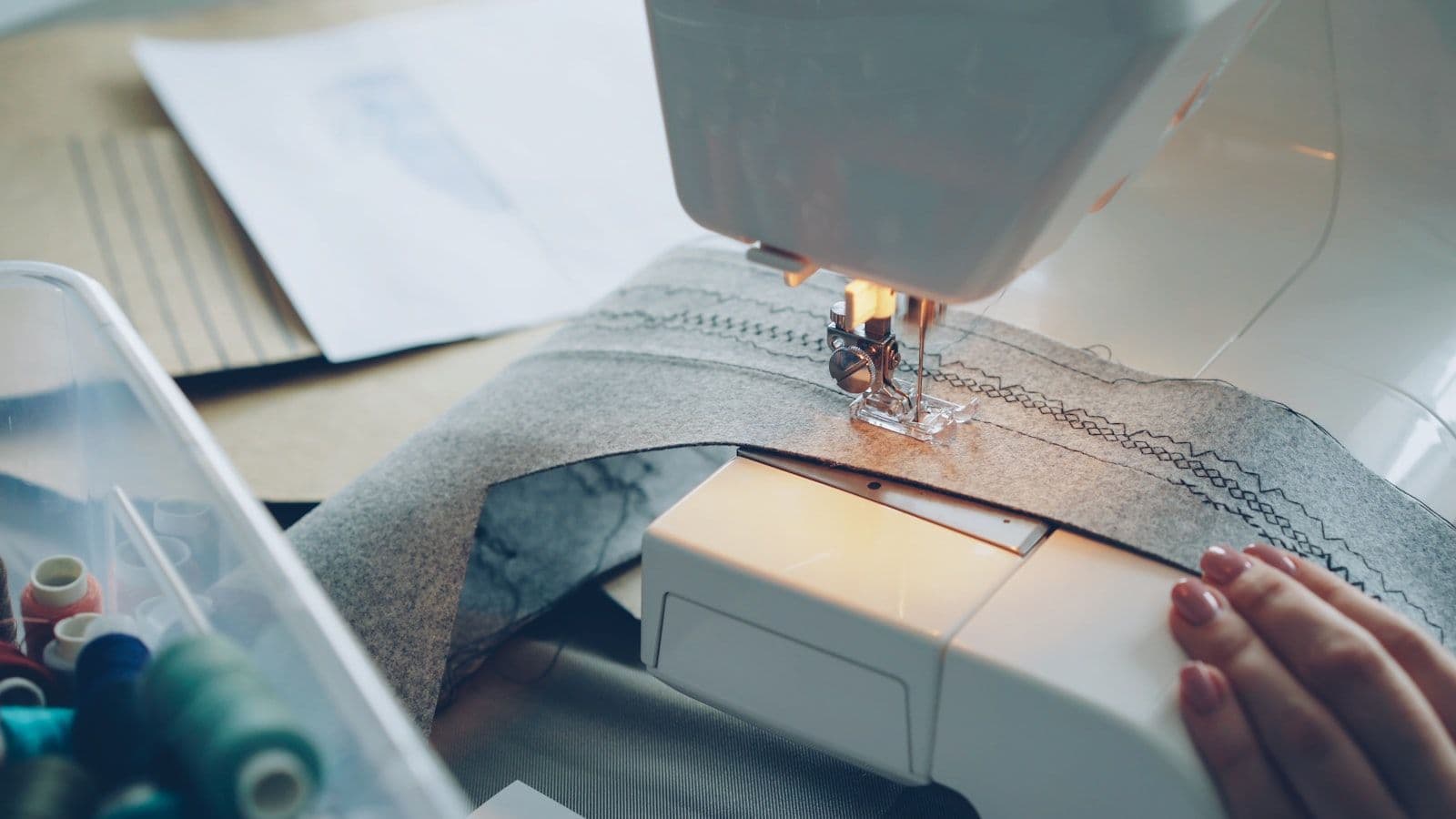 Naaimachine aan het werk